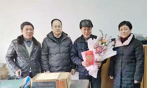 浙江省國防工業(yè)工會徐航主任、王哲（副處級調(diào)研員）代表省國防工業(yè)工會來公司慰問全國勞動模范余昌琴和困難職工。